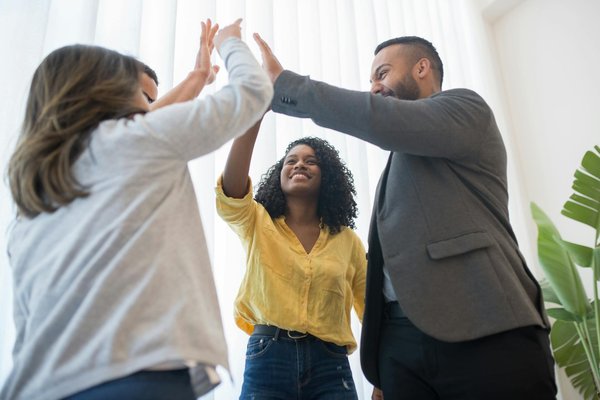Découvrez comment le team building créatif renforce les liens